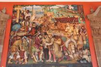 Painel mostrando os conquistadores espanhóis explorando os indígenas pintado por Diego Rivera no Palácio do Governo, na Cidade do México, capital do país